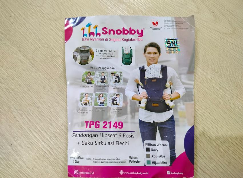 Snobby gendongan bayi hadap depan
